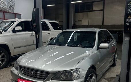 Lexus IS II рестайлинг 2, 2002 год, 900 000 рублей, 1 фотография