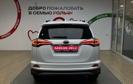 Toyota RAV4, 2017 год, 2 390 000 рублей, 6 фотография