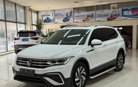 Volkswagen Tiguan II, 2023 год, 2 000 000 рублей, 3 фотография