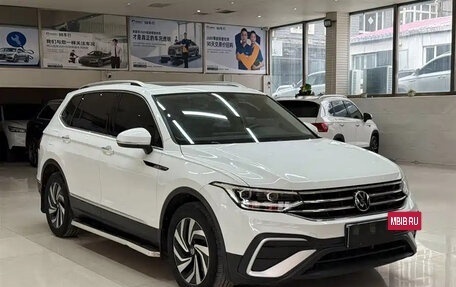 Volkswagen Tiguan II, 2023 год, 2 000 000 рублей, 2 фотография