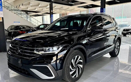 Volkswagen Tiguan II, 2023 год, 2 000 000 рублей, 3 фотография