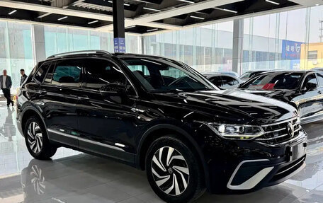 Volkswagen Tiguan II, 2023 год, 2 000 000 рублей, 2 фотография