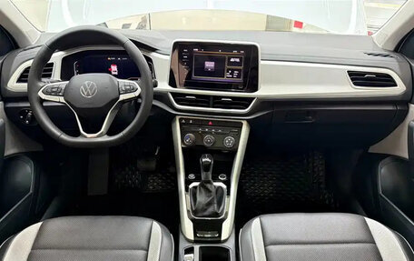 Volkswagen T-Roc I, 2023 год, 1 390 000 рублей, 8 фотография