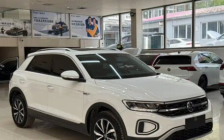 Volkswagen T-Roc I, 2023 год, 1 390 000 рублей, 2 фотография