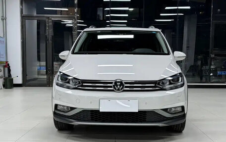 Volkswagen Touran III, 2023 год, 2 000 000 рублей, 1 фотография