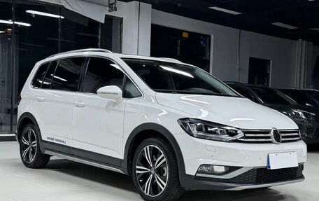 Volkswagen Touran III, 2023 год, 2 000 000 рублей, 2 фотография