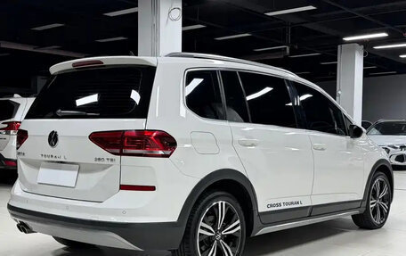 Volkswagen Touran III, 2023 год, 2 000 000 рублей, 4 фотография