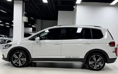 Volkswagen Touran III, 2023 год, 2 000 000 рублей, 7 фотография