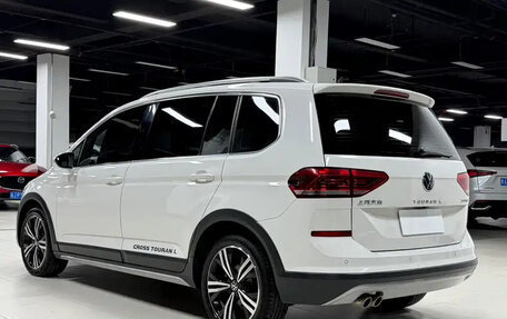 Volkswagen Touran III, 2023 год, 2 000 000 рублей, 5 фотография