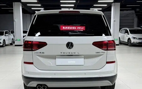Volkswagen Touran III, 2023 год, 2 000 000 рублей, 8 фотография