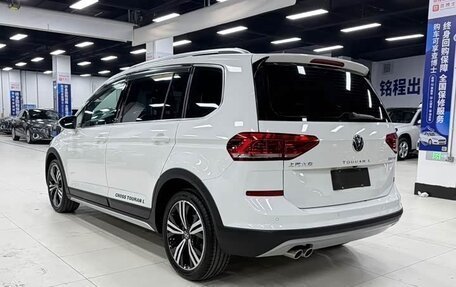 Volkswagen Touran III, 2022 год, 1 910 010 рублей, 4 фотография