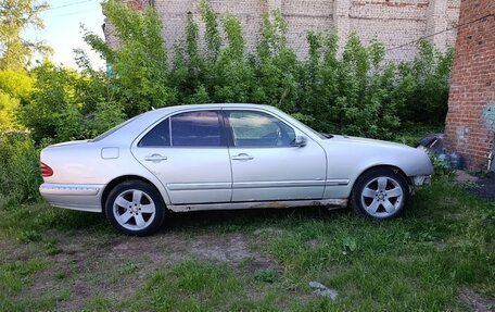Mercedes-Benz E-Класс, 2001 год, 300 000 рублей, 2 фотография