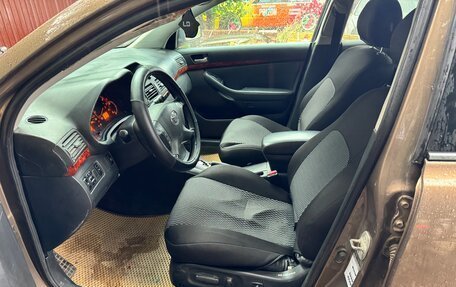 Toyota Avensis III рестайлинг, 2004 год, 560 000 рублей, 10 фотография