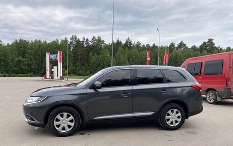 Mitsubishi Outlander III рестайлинг 3, 2015 год, 1 600 000 рублей, 4 фотография