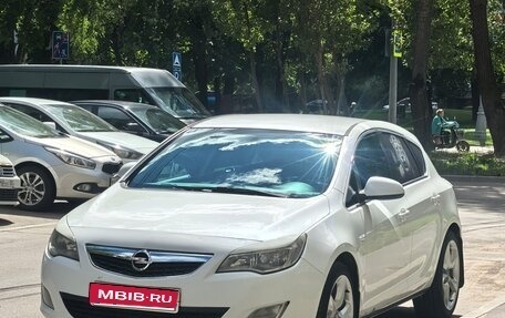 Opel Astra J, 2011 год, 650 000 рублей, 1 фотография