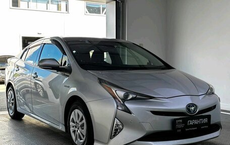 Toyota Prius IV XW50, 2017 год, 1 680 000 рублей, 3 фотография