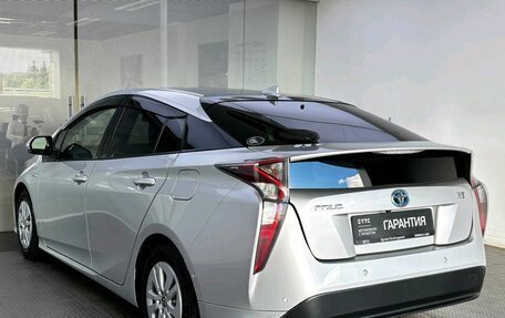 Toyota Prius IV XW50, 2017 год, 1 680 000 рублей, 7 фотография