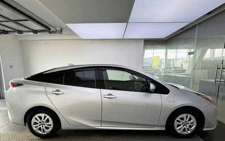 Toyota Prius IV XW50, 2017 год, 1 680 000 рублей, 4 фотография