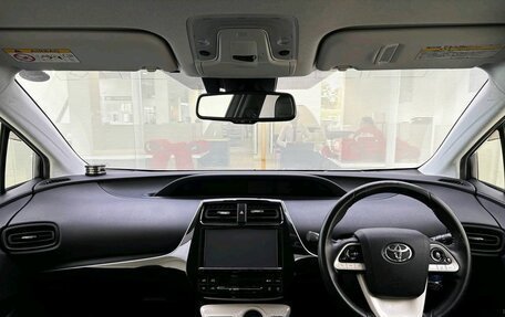Toyota Prius IV XW50, 2017 год, 1 680 000 рублей, 14 фотография