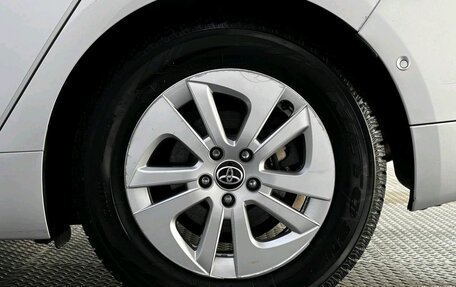 Toyota Prius IV XW50, 2017 год, 1 680 000 рублей, 18 фотография