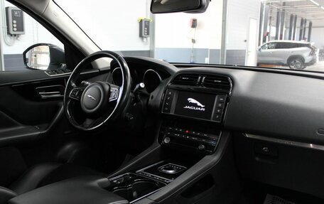 Jaguar F-Pace, 2016 год, 1 980 000 рублей, 25 фотография