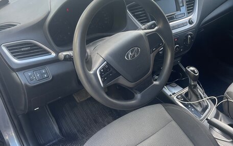 Hyundai Solaris II рестайлинг, 2017 год, 900 000 рублей, 9 фотография