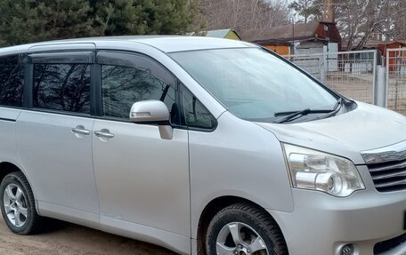 Toyota Noah III, 2012 год, 1 100 000 рублей, 4 фотография