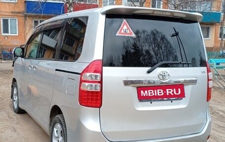 Toyota Noah III, 2012 год, 1 100 000 рублей, 2 фотография