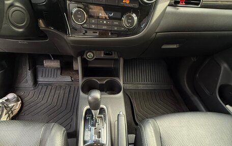 Mitsubishi Outlander III рестайлинг 3, 2016 год, 2 670 000 рублей, 14 фотография