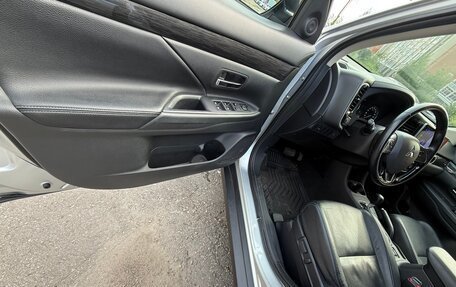 Mitsubishi Outlander III рестайлинг 3, 2016 год, 2 670 000 рублей, 15 фотография