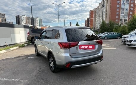Mitsubishi Outlander III рестайлинг 3, 2016 год, 2 670 000 рублей, 6 фотография