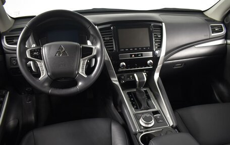 Mitsubishi Pajero Sport III рестайлинг, 2022 год, 4 449 900 рублей, 6 фотография