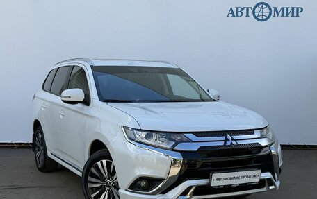 Mitsubishi Outlander III рестайлинг 3, 2022 год, 2 900 000 рублей, 3 фотография