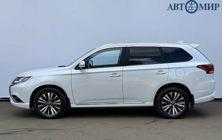 Mitsubishi Outlander III рестайлинг 3, 2022 год, 2 900 000 рублей, 8 фотография