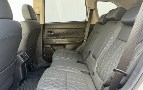 Mitsubishi Outlander III рестайлинг 3, 2022 год, 2 900 000 рублей, 11 фотография