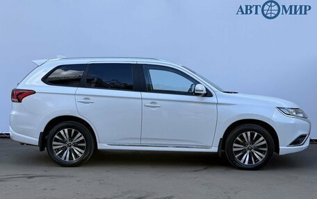 Mitsubishi Outlander III рестайлинг 3, 2022 год, 2 900 000 рублей, 4 фотография