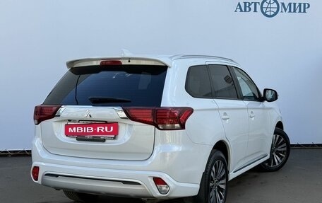 Mitsubishi Outlander III рестайлинг 3, 2022 год, 2 900 000 рублей, 5 фотография