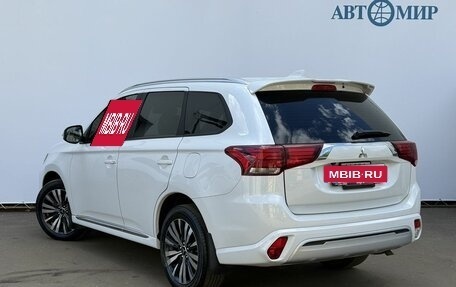 Mitsubishi Outlander III рестайлинг 3, 2022 год, 2 900 000 рублей, 7 фотография