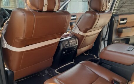 Toyota Sequoia II рестайлинг, 2011 год, 3 550 000 рублей, 29 фотография