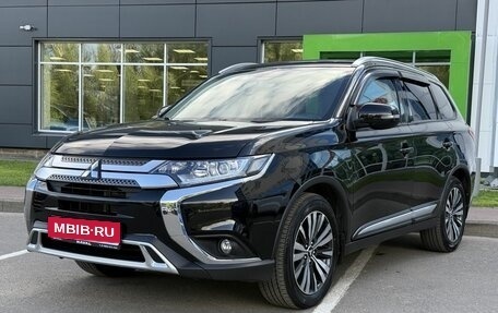 Mitsubishi Outlander III рестайлинг 3, 2020 год, 2 685 000 рублей, 1 фотография