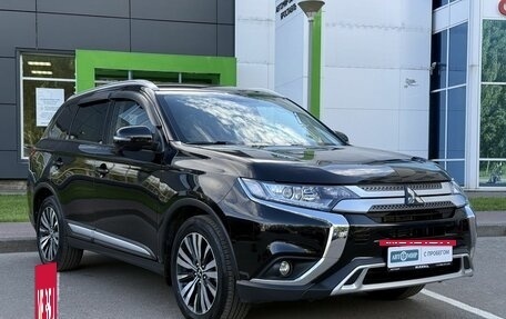 Mitsubishi Outlander III рестайлинг 3, 2020 год, 2 685 000 рублей, 3 фотография