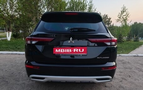 Mitsubishi Outlander, 2022 год, 3 650 000 рублей, 4 фотография