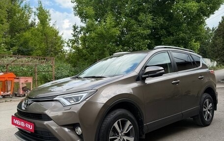 Toyota RAV4, 2018 год, 2 230 000 рублей, 2 фотография