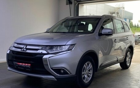 Mitsubishi Outlander III рестайлинг 3, 2018 год, 1 995 000 рублей, 1 фотография