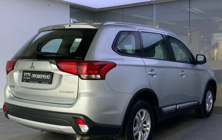 Mitsubishi Outlander III рестайлинг 3, 2018 год, 1 995 000 рублей, 6 фотография