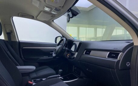 Mitsubishi Outlander III рестайлинг 3, 2018 год, 1 995 000 рублей, 13 фотография