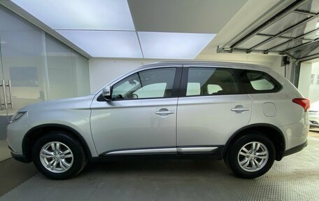 Mitsubishi Outlander III рестайлинг 3, 2018 год, 1 995 000 рублей, 10 фотография
