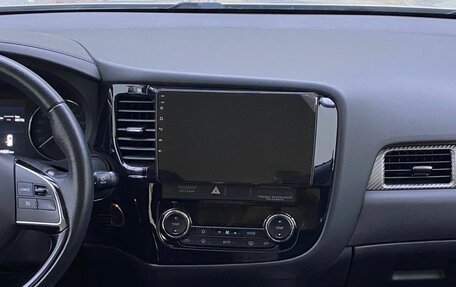 Mitsubishi Outlander III рестайлинг 3, 2018 год, 1 995 000 рублей, 18 фотография