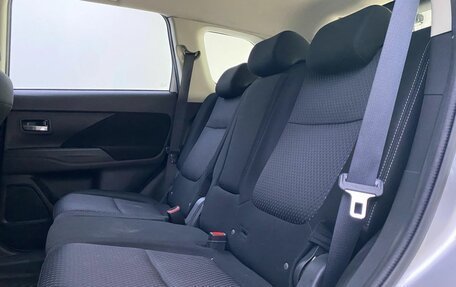 Mitsubishi Outlander III рестайлинг 3, 2018 год, 1 995 000 рублей, 15 фотография