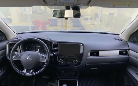 Mitsubishi Outlander III рестайлинг 3, 2018 год, 1 995 000 рублей, 17 фотография